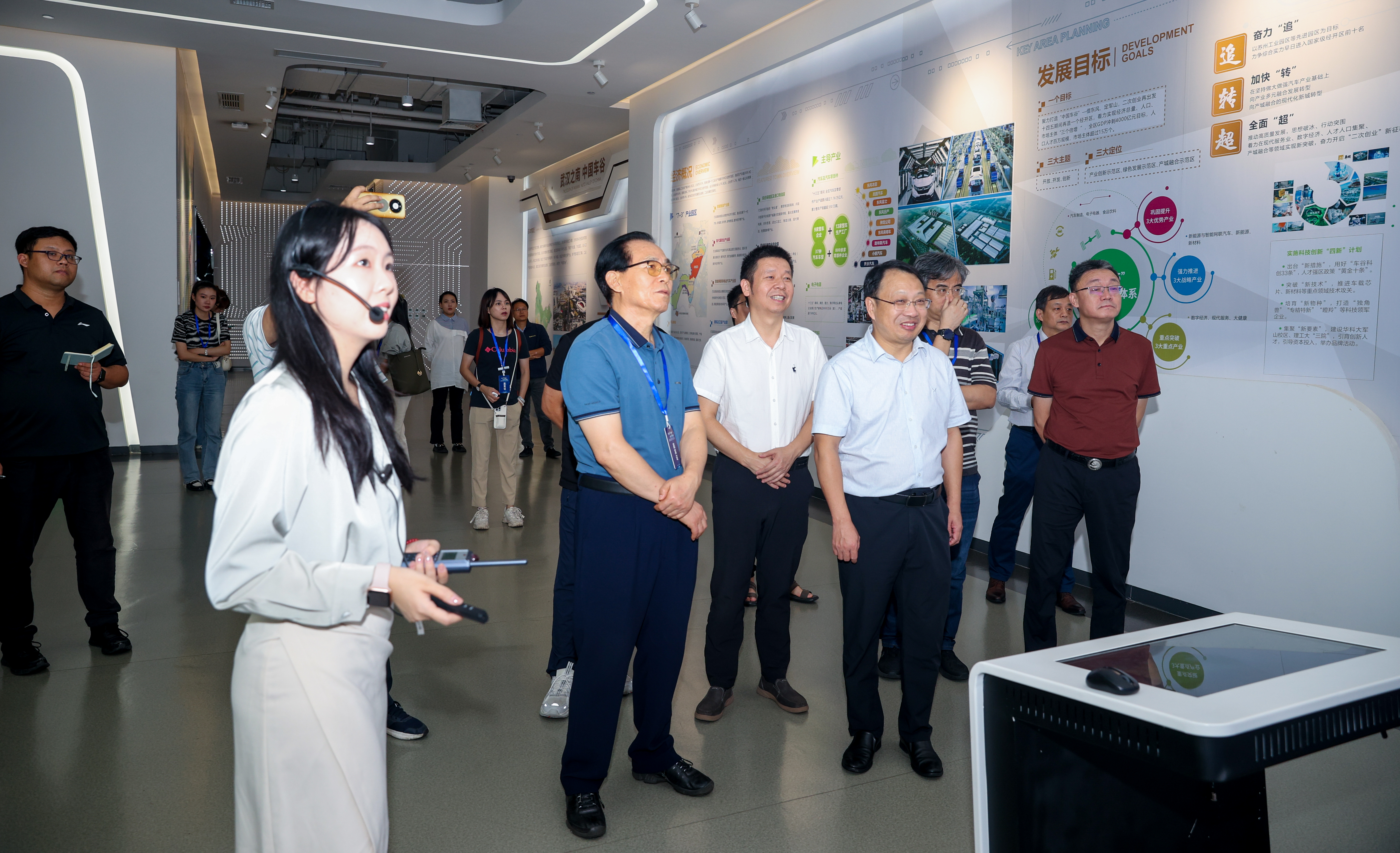天博“飞阅武汉 百城联播”丨在这里全国重点新闻网总编辑带航拍记者感受“双智”科技力量(图4)